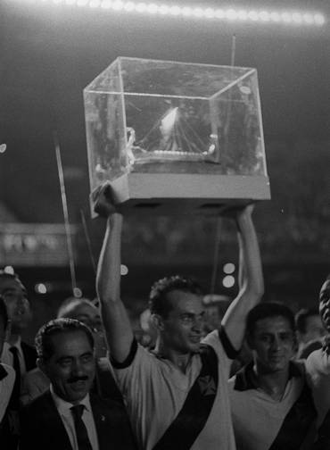 Maracanã. Barbosinha, capitão do Vasco, ergue a taça do Torneio Internacional do IV Centenário, após a goleada de 4 a 1 sobre o Flamengo